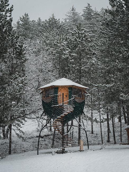 cabane en bois dans la forêt avec de la neige