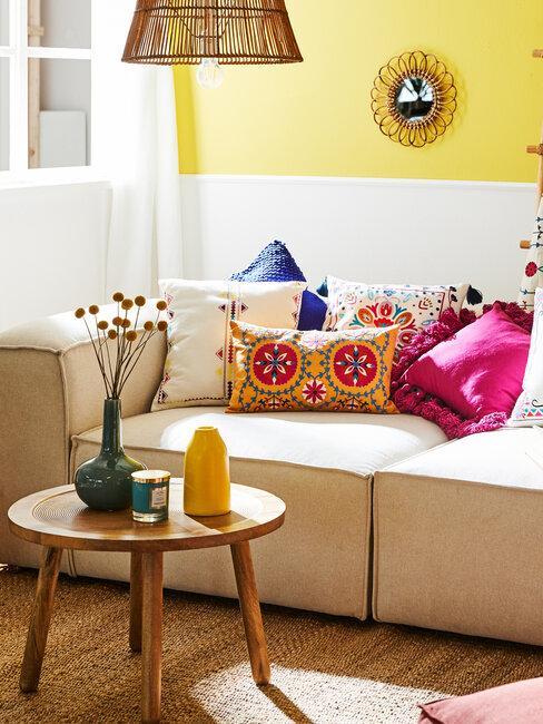 déco indienne canapé blanc crème, mur à 2 couleurs, mur jaune, coussins à motifs orientaux