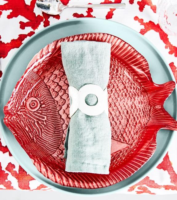 assiette en forme de poisson rouge et rond de serviette poisson