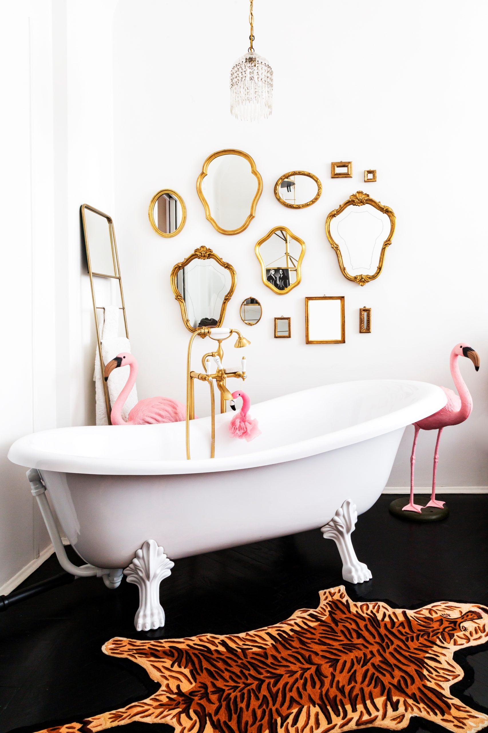 décoration murale miroir,miroirs dorés style baroque dans salle de bain avec baignoire