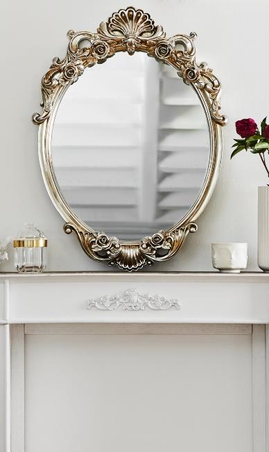 Miroir ovale style baroque posé sur cheminée