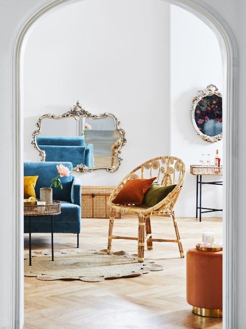 Miroir baroque dans salon avec chaise en osier