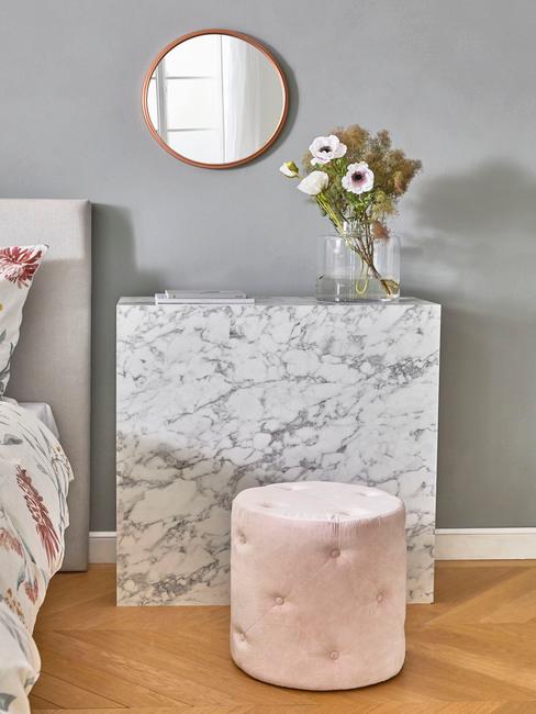 chambre avec meuble en marbre et pouf rose