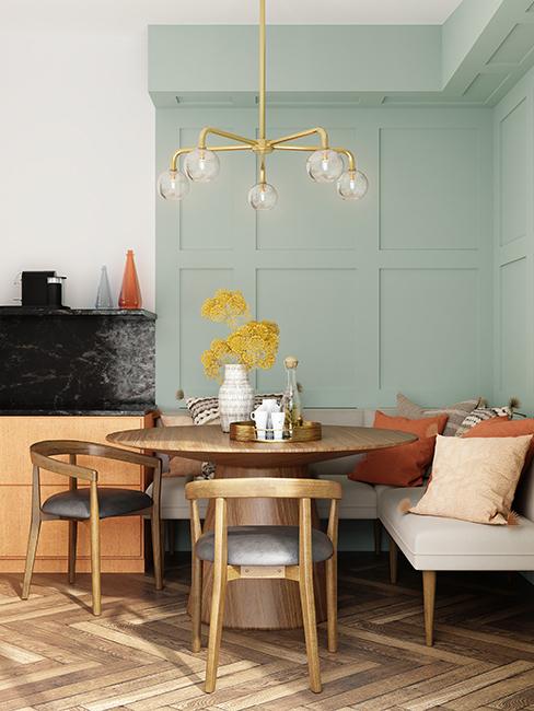 salle à manger avec mur vert