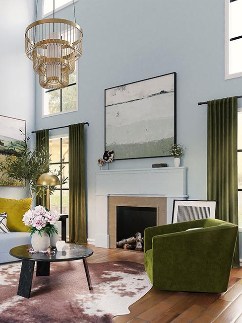 salon avec mur bleu et fauteuil vert