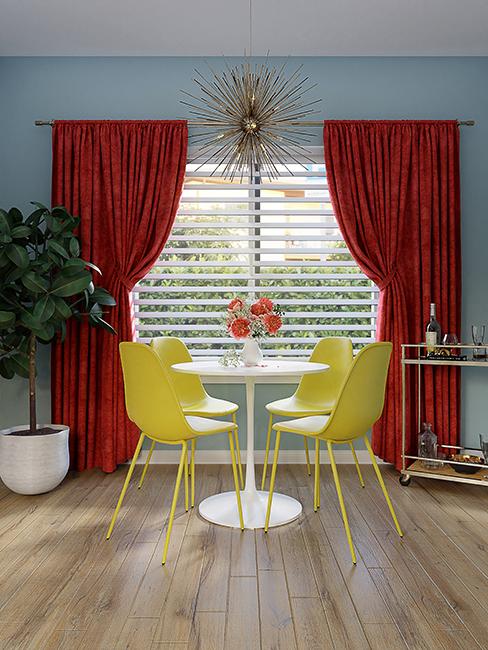 salle à manger avec chaises jaunes et mur bleu