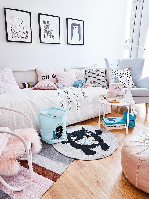chambre d'enfant avec lit transformé en banquette avec des coussins déco