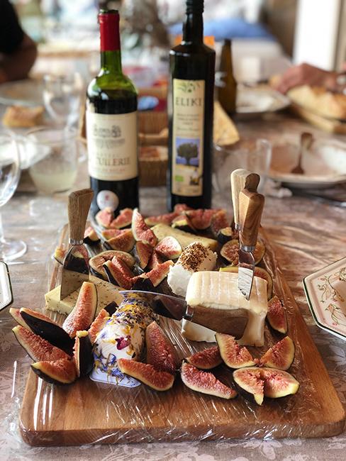 idee decoration plateau a fromage, Plateau de fromages en bois avec fromages, figues et bouteilles de vin