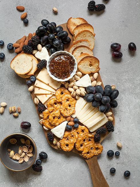 idee decoration plateau a fromage, Plateau de fromages, avec crackers, raisins et confiture