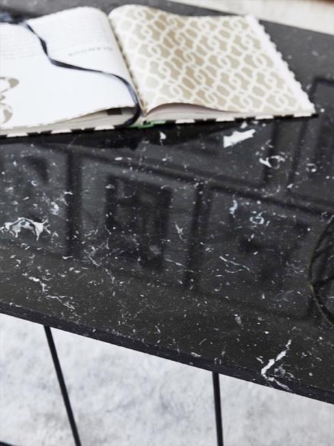 marbre-noir Table en marbre noir sur un tapis blanc