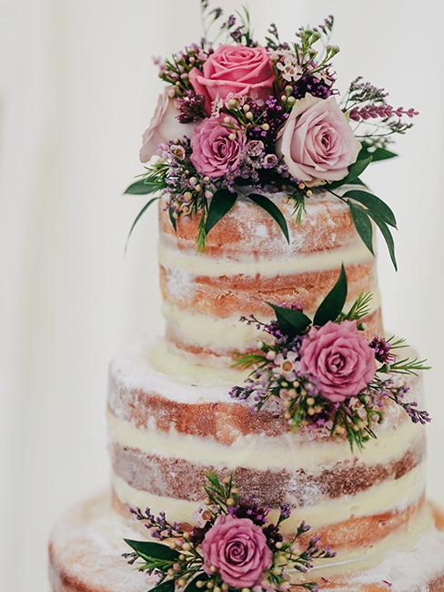 Pièce montée de nude cakes avec des fleurs