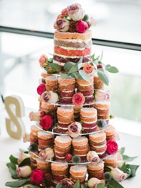Pièce montée réalisée avec des petits nude cake colorés