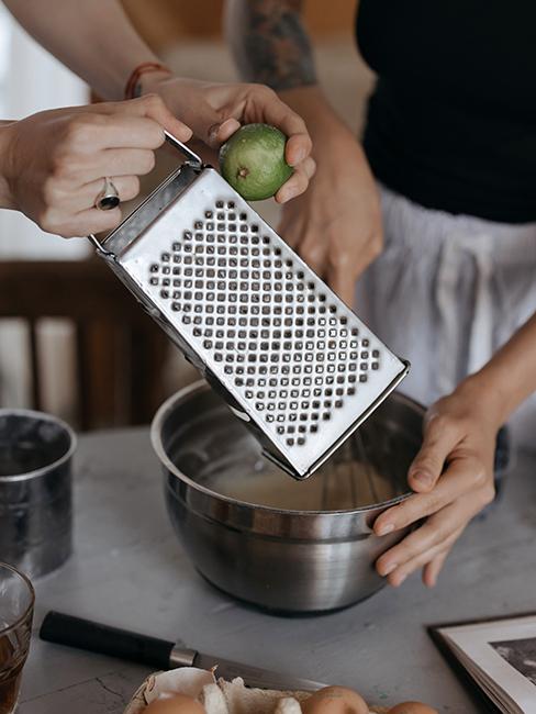 une personne entrain de râper un citron vert