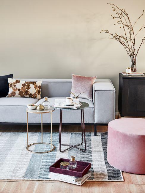 canapé moderne en velours gris clair, tables d'appoint, pouf en velours rose