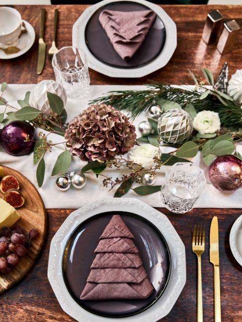 table de Noël avec serviette pliée en sapin