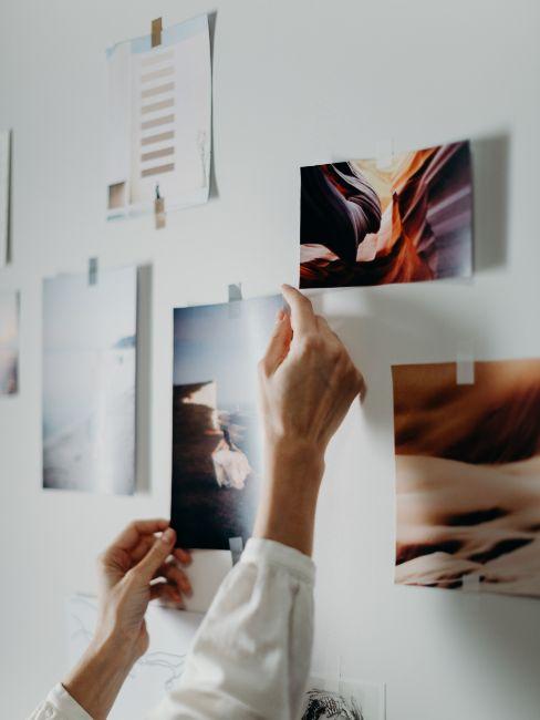 collage de vision board sur mur blanc