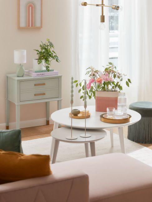 salon rose poudré, table basse, plante, commode à 2 tiroirs