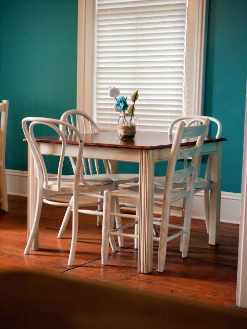 petite table carree avec 4 chaises blanches, mes murs turquoise