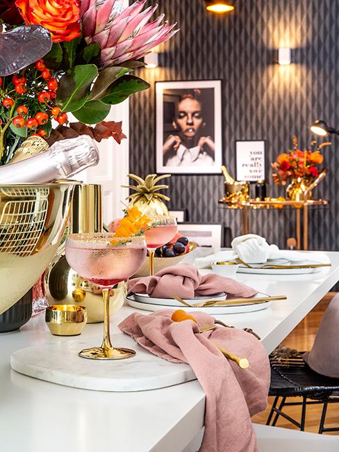 coin bar maison glam avec verres à cockail, serviette rose, bar en marbre