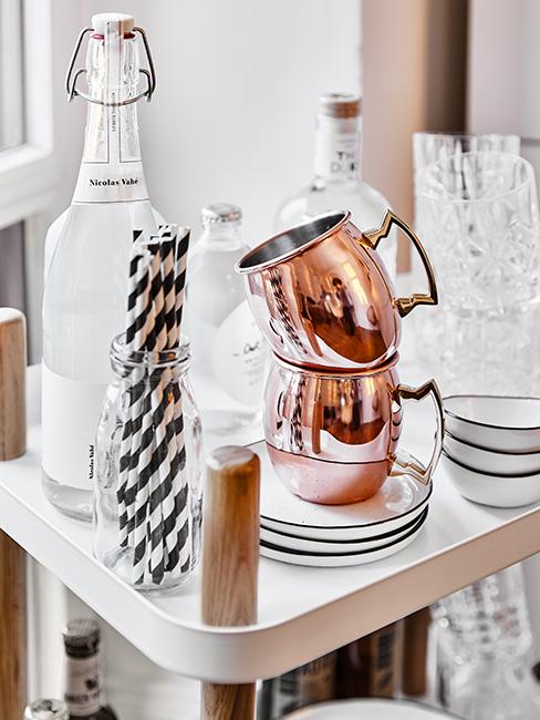 bar maison avec tasse en métal