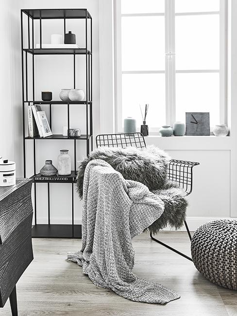 coin lecture avec fauteuil en métal, plaid et étagère en métal