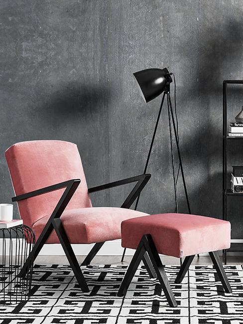 Coin lecture avec fauteuil rose, tapis graphique et mur gris