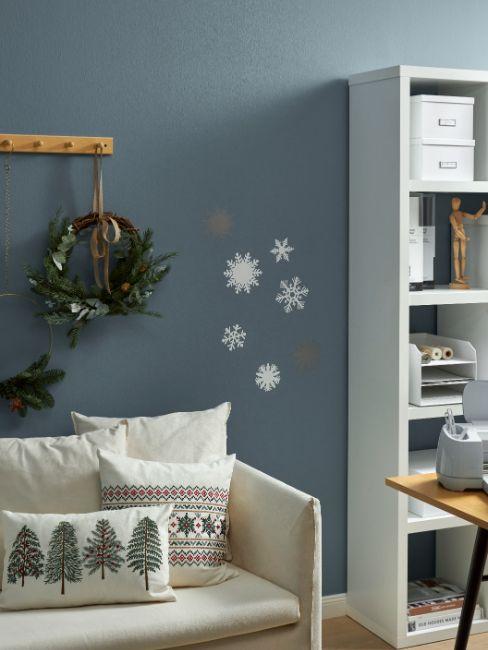 Chambre murs bleu pétrole, étagère blanche