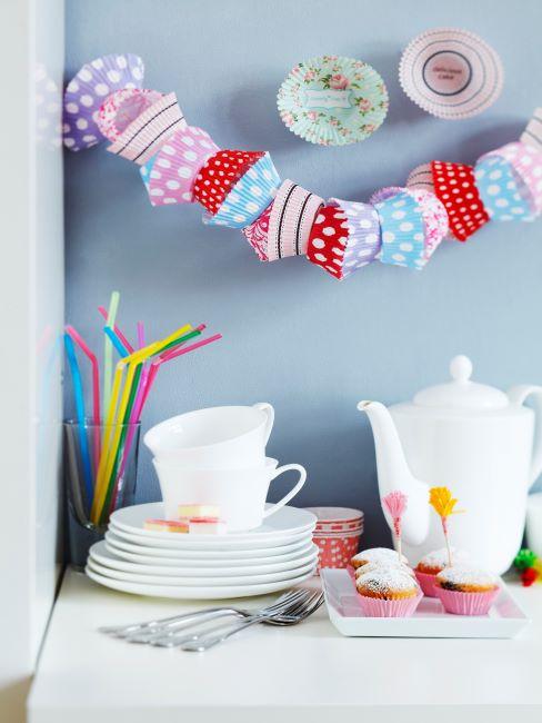 fete pour enfants, table avec vaisselle blanche, table gouter d anniversaire, guirlande , pailles,