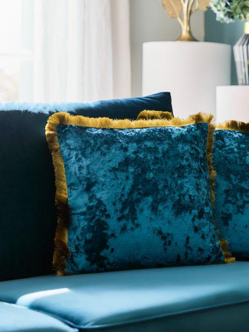 salon bleu canard, mobilier doré, coussin bleu canard et doré