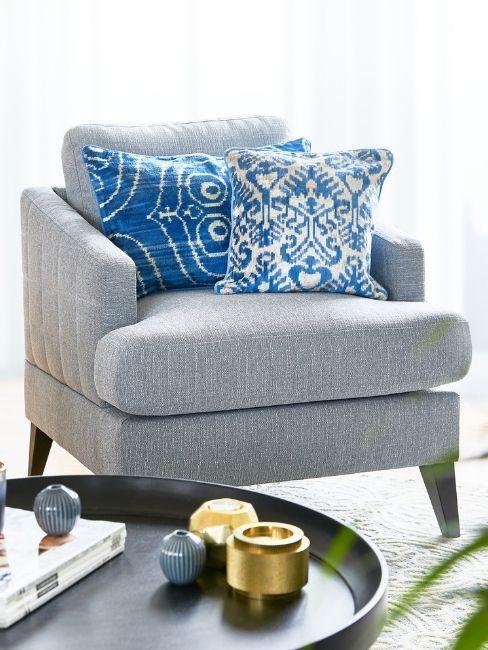 fauteuil gris clair et bleu