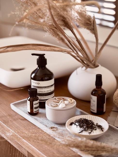 Herbe de pampa dans un bocal blanc rond