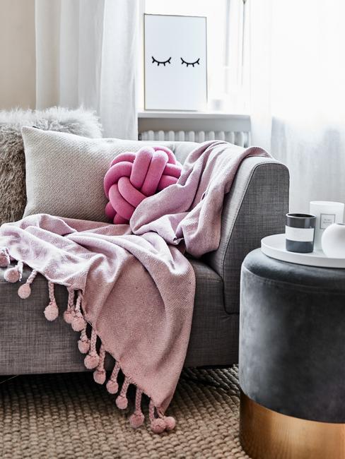 Pouf gris anthracite dans un salon
