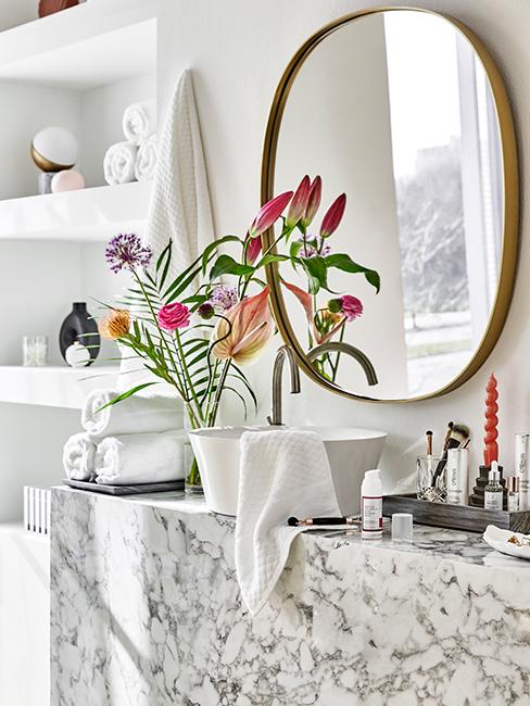 petite salle de bain avec meuble vasque marbre gris et miroir rond doré