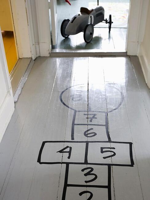 hall d'entrée ludique pour enfants avec jeu de la marelle dessiné au sol