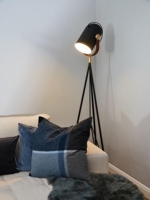 economiser-electricite Lampe avec spot dans un coin du salon