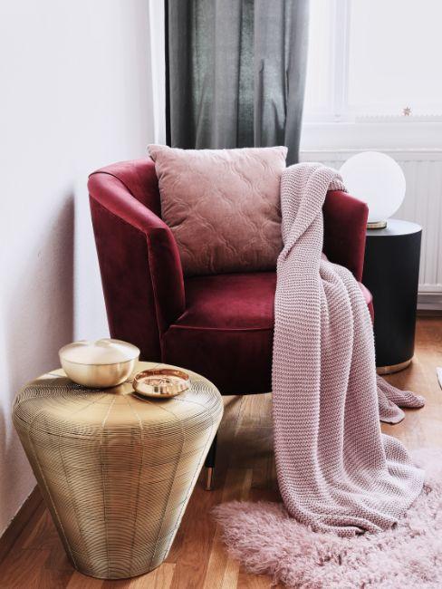 Fauteuil bordeaux, plaid rose, coussin rose poudré, table basse design dorée