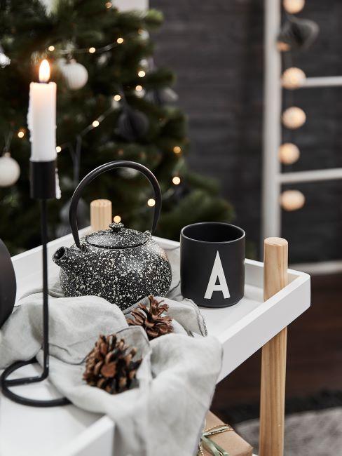 pommes de pin en déco sur une table de noel