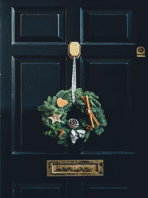 couronne de noel avec des pommes de pin