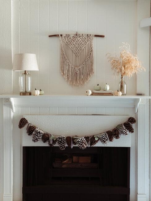 guirlande de pommes de pin sur cheminée