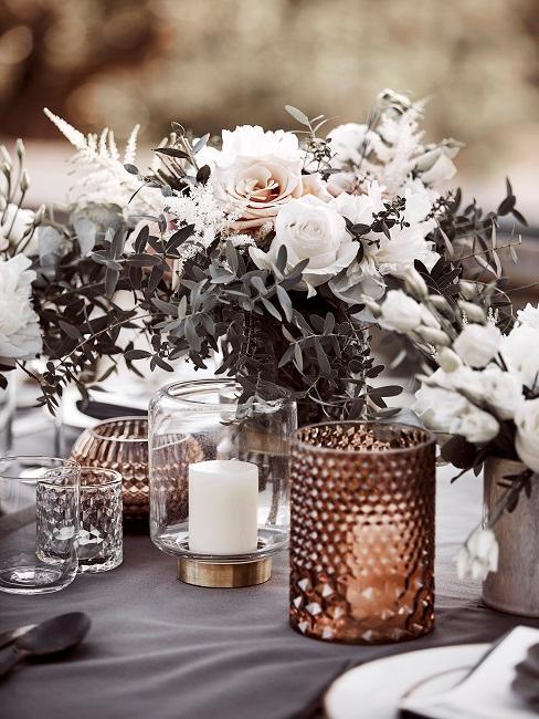 Décoration de table de mariage avec fleurs blanches et bougeoirs en verre transparent et coloré