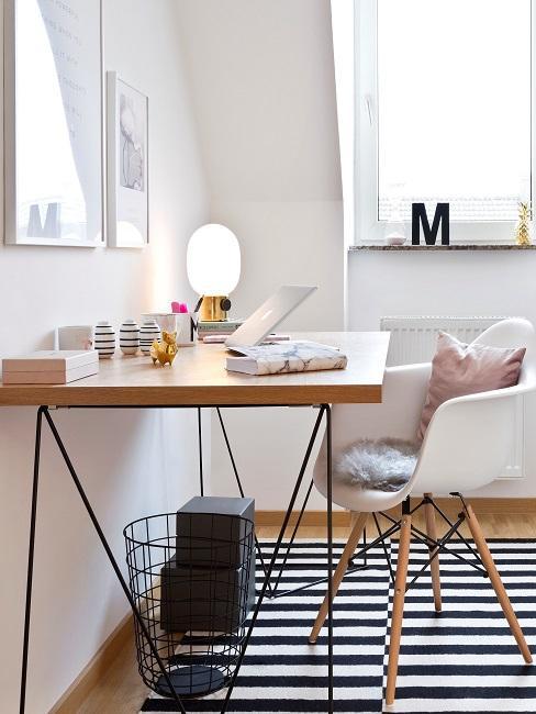 Bureau à la maison et table en bois avec pattes en métal noir ainsi qu'une chaise en plastique blanc