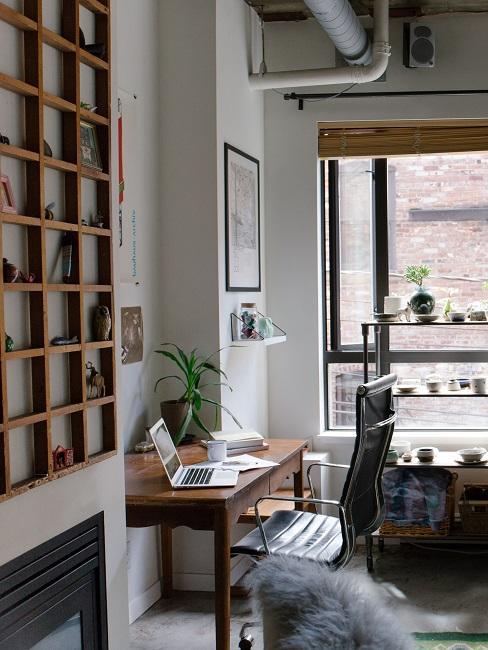 Bureau à la maison avec étagère et décoration devant une grande fenêtre