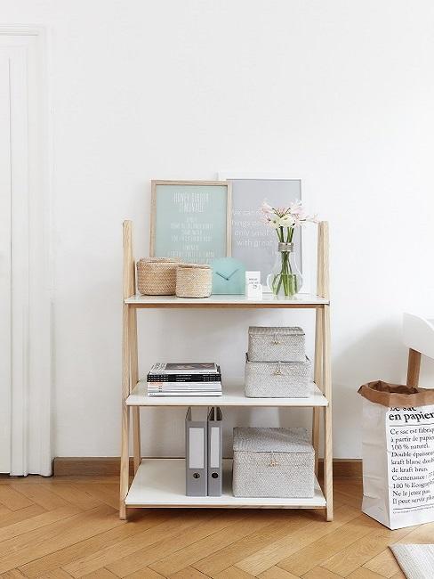 idée déco scandinave, Commode avec décoration et fleur ainsi que 2 dossiers