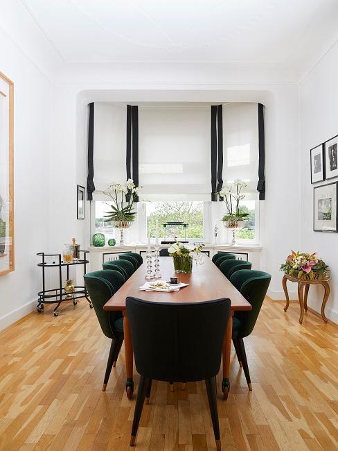 Salle à manger avec table en bois et fauteuils verts