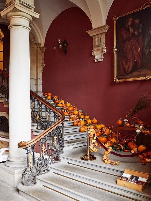 décoration automnales avec des citrouilles posées sur un escalier