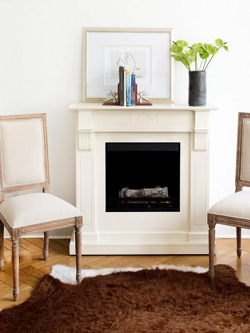 cheminée dans salon avec fauteuils beiges de style anglais