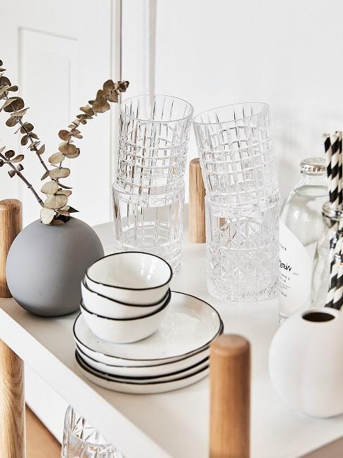 petite cuisine vaisselle blanche