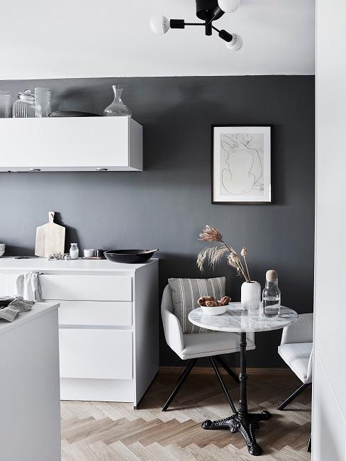 Cuisine aux murs gris et meubles blancs