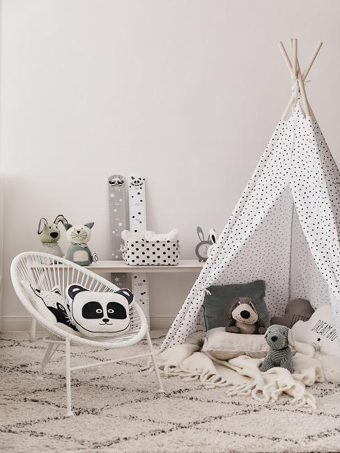 Fauteuil acapulco blanc dans une chambre d'enfant