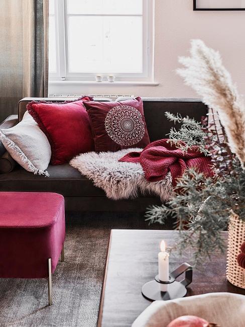 salon avec coussins rouges